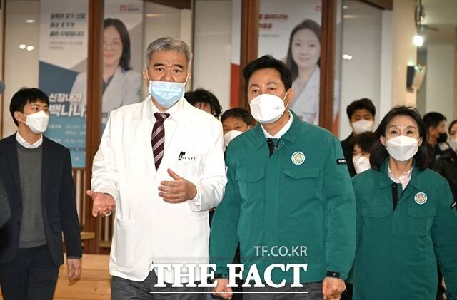 2024년 2월21일 오후 서울 중랑구 서울의료원을 찾은 오세훈 시장(오른쪽)이 이현석 서울의료원장과 함께 현장을 점검하고 있다. /서울시