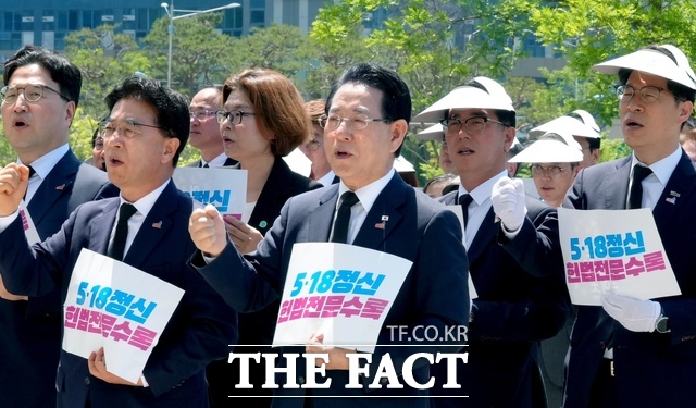 김영록 전남도지사가 15일 오전 전남도청 앞 광장에서 '오월의 꽃, 오월의 빛'을 주제로 열린 '전남 5·18민주화운동 46주년 기념식'에서 임을 위한 행진곡을 제창하고 있다. /전남도