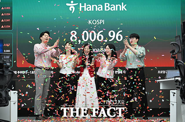 코스피가 사상 최초로 8000선을 돌파한 15일 오전 서울 중구 하나은행 딜링룸에서 직원들이 코스피 8000돌파 기념 세리머니를 하고 있다. /박헌우 기자