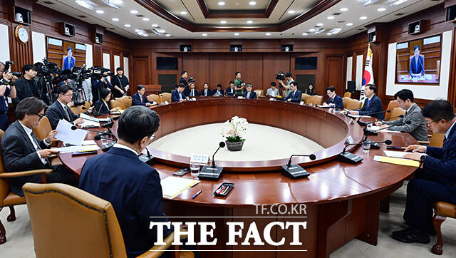 구윤철 부총리 겸 재정경제부 장관이 15일 오전 서울 종로구 정부서울청사에서 열린 비상경제본부회의 겸 경제관계장관회의 및 부동산관계장관회의에 참석해 모두발언을 하고 있다. /임영무 기자
