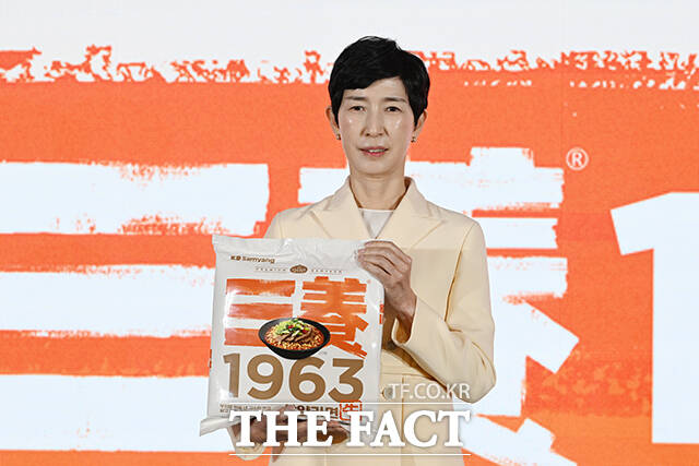 김정수 삼양식품 부회장이 지난해 11월 열린 ‘삼양 1963’ 출시 발표회에 참석해 기념 촬영을 하고 있다. /서예원 기자
