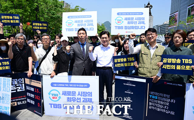 정원오 더불어민주당 서울시장 후보(왼쪽)가 15일 서울 광화문 광장에서 '지방선거 전 홈플러스 정상화'를 요구하며 무기한 단식농성 중인 민주노총 서비스연맹 마트노조 및 홈플러스지부 대표자들을 만나 대화하고 있다.