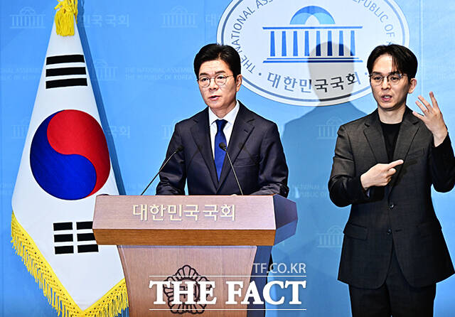 정원오 더불어민주당 서울시장 후보가 15일 오전 서울 여의도 국회 소통관에서 기자회견을 열고 공약발표를 하고 있다. /국회=배정한 기자
