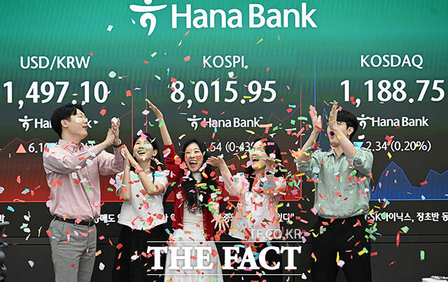코스피가 사상 최초로 8000선을 돌파한 15일 오전 서울 중구 하나은행 딜링룸에서 직원들이 코스피 8000돌파 기념 세리머니를 하고 있다. /박헌우 기자