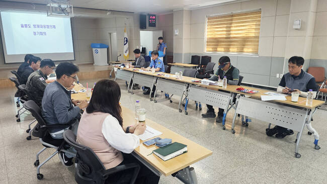 동해해경이 울릉도 방제대응협의체 정기회의를 진행하고 있다./동해해양경찰서