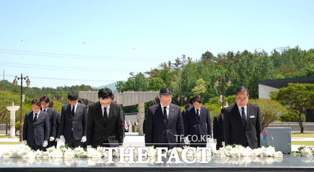정성호 법무부 장관과 구자현 검찰총장 직무대행이 15일 오후 5·18 민주화운동 46주년을 맞아 구 대행 등 법무·검찰 고위직 총 24명과 함께 광주 국립 5·18 민주묘지를 방문해 참배하고 있다. /법무부