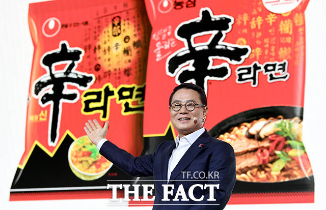 조용철 농심 대표이사가 13일 오전 서울 중구 롯데호텔 서울크리스탈볼룸에서 열린 농심 신라면 40주년 기자간담회에서 포즈를 취하고 있다. /박상민 기자