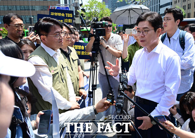 정원오 더불어민주당 서울시장 후보(오른쪽)가 15일 서울 광화문 광장에서 TBS 정상화 촉구 릴레이 시위 중인 TBS 구성원들을 만나 대화하고 있다. /이새롬 기자