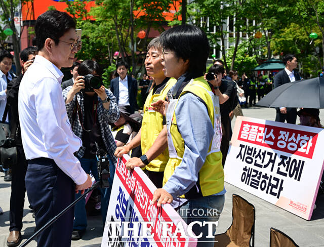 정원오 더불어민주당 서울시장 후보(왼쪽)가 15일 서울 광화문 광장에서 '지방선거 전 홈플러스 정상화'를 요구하며 무기한 단식농성 중인 민주노총 서비스연맹 마트노조 및 홈플러스지부 대표자들을 만나 대화하고 있다.