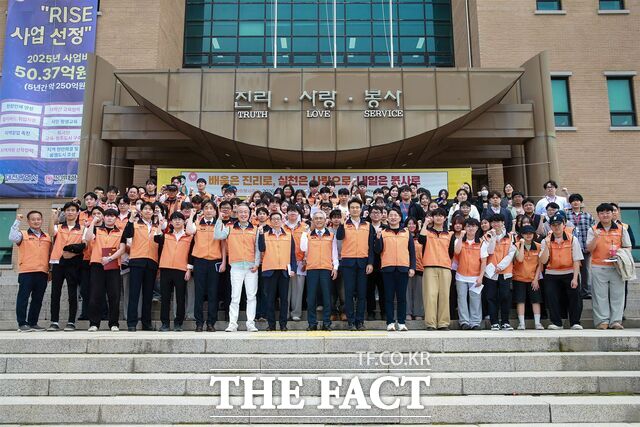 이희학 목원대 총장을 비롯한 주요 보직자와 학생 대표 등이 대학본부 앞 광장에서 ‘2026학년도 1학기 사회봉사주간’ 출정식을 갖고 있다. /목원대
