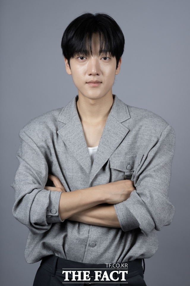 배우 이효제가 15일 오후 서울 마포구 상암동 <더팩트> 사옥에서 인터뷰에 앞서 포즈를 취하고 있다. /김성렬 기자