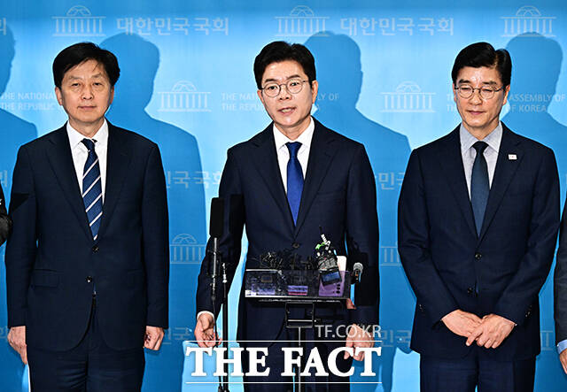 정원오 더불어민주당 서울시장 후보가 15일 오전 서울 여의도 국회 소통관에서 기자회견을 열고 공약발표를 하고 있다. /국회=배정한 기자