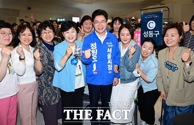 정원오 더불어민주당 서울시장 후보(가운데)가 15일 서울 중구 동대문디자인플라자(DDP)에서 열린 서울특별시간호사회 창립 80주년 기념행사에 참석해 박정선 서울특별시간호사회 회장과 기념촬영하고 있다. 오른쪽은 간호사 출신의 이수진 더불어민주당 의원.