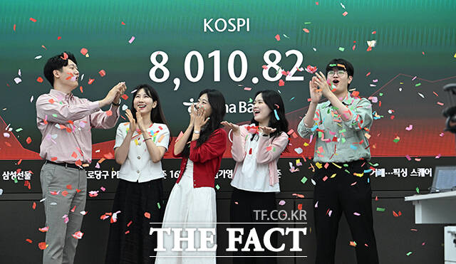 코스피가 사상 최초로 8000선을 돌파한 15일 오전 서울 중구 하나은행 딜링룸에서 직원들이 코스피 8000돌파 기념 세리머니를 하고 있다. /박헌우 기자