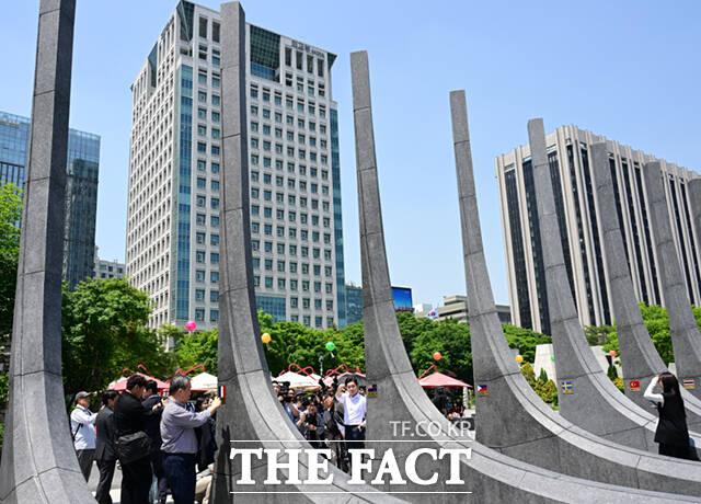 정원오 더불어민주당 서울시장 후보가 15일 서울 광화문 광장을 찾아 '감사의 정원'을 살펴본 뒤 발언하고 있다. /이새롬 기자