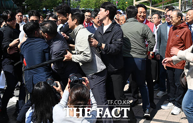 먹쩟은 미소 짓는 오세훈 서울시장 후보.
