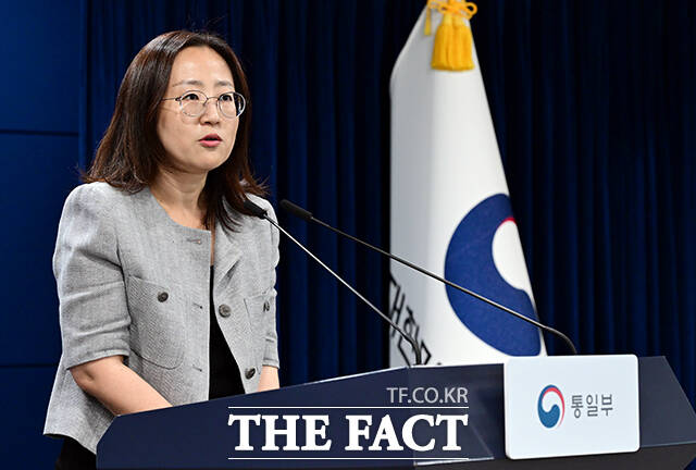 장윤정 통일부 부대변인이 15일 오전 서울 종로구 정부서울청사에서 현안 관련 정례브리핑을 하고 있다. /임영무 기자