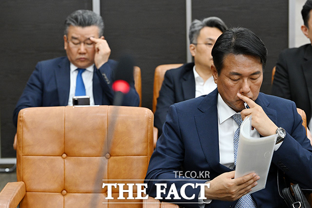 유병호 감사원 감사위원(왼쪽)과 김태효 전 국가안보실 제1차장이 4월 21일 오후 서울 여의도 국회에서 열린 윤석열 정권 정치검찰 조작 기소 의혹 사건 진상규명 국정조사특별위원회에서 열린 서해 공무원 피격·통계조작·’윤석열 명예훼손’ 허위보도 조작기소 의혹 사건에 대한 청문회에서 의원 질의를 듣고 있다. /국회=남용희 기자