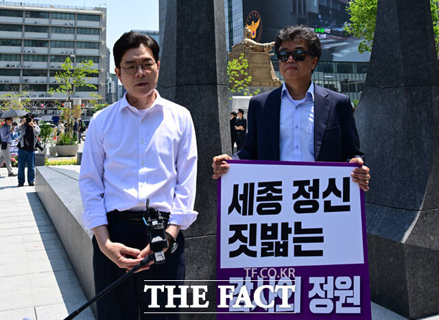 정원오 더불어민주당 서울시장 후보가 15일 광화문광장 '감사의 정원'을 찾아 