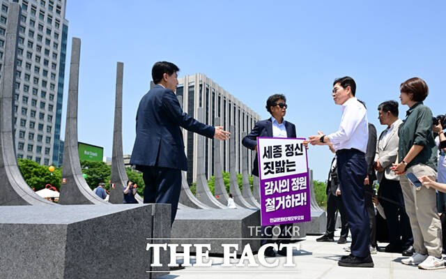 정원오 더불어민주당 서울시장 후보가 15일 서울 광화문 광장을 찾아 '감사의 정원'을 살펴본 뒤 발언하고 있다. /이새롬 기자