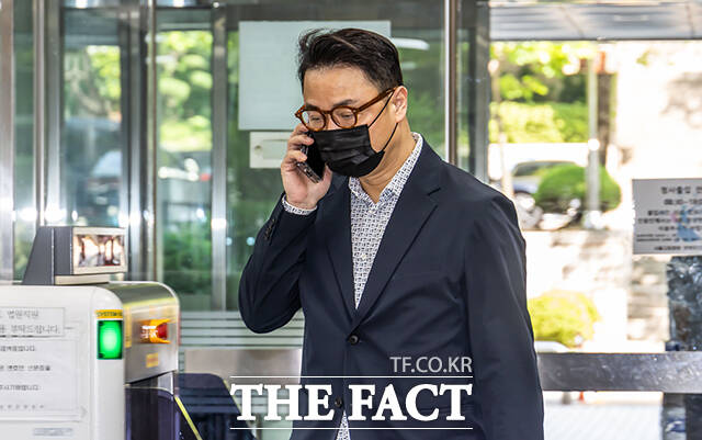 김건희 씨 모친 최은순씨(왼쪽)와 김건희 씨 오빠 김진우 씨가 15일 오전 서울 서초구 서울중앙지방법원에서 열린 특정경제범죄 가중처벌 등에 관한 법률 위반(배임) 등 혐의 관련 공판에 출석하고 있다. /박상민 기자