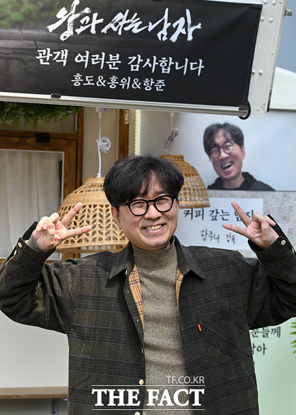 장항준 감독이 오는 21일 영화 '내 이름은' 스페셜 GV를 진행한다. 사진은 지난 3월 영화 '왕과 사는 남자'가 누적 관객수 1200만 명을 돌파를 기념해 서울 중구 서울신문사 광장에서 커피차 이벤트를 진행한 장항준 감독의 모습. /서예원 기자