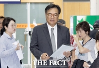  정진석 전 대통령비서실장, '헌법재판관 미임명 혐의' 공판 출석 [TF사진관]