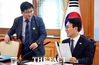  김성환 장관과 대화 나누는 김민석 총리 [포토]