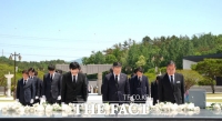  정성호·검찰 지휘부, 5·18 민주묘지 참배…