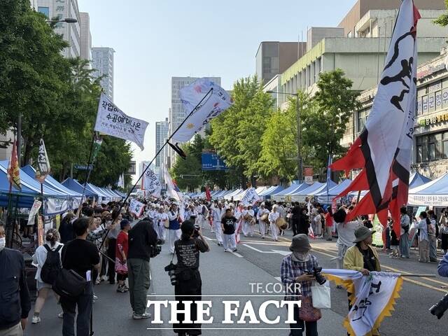 16일 오후 광주시민들이 광주시 동구 금남로에서 5·18 46주년 민주평화대행진 행렬에 참여하고 있다. /조효근 기자