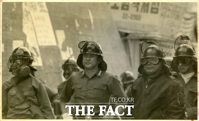 경찰 지휘부가 5·18 민주화운동 제46주년을 맞아 고(故) 안병하 치안감 등 당시 신군부의 강경 진압 지시에 저항했던 순직 경찰관들을 참배했다. 사진은 1980년 5·18 당시 전두환 신군부의 발포명령과 강경진압을 거부, 보안사에 끌려가 혹독한 고문을 당한 후 후유증에 시달리다 숨진 고 안병하 치안감(사진 가운데). /안병하기념사업회 제공