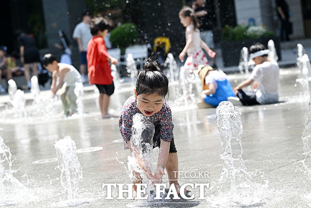 서울 낮 최고기온이 31도까지 오르며 초여름 날씨를 보인 16일 오후 서울 종로구 광화문광장 분수대를 찾은 어린이들이 물놀이를 하고 있다. /서예원 기자