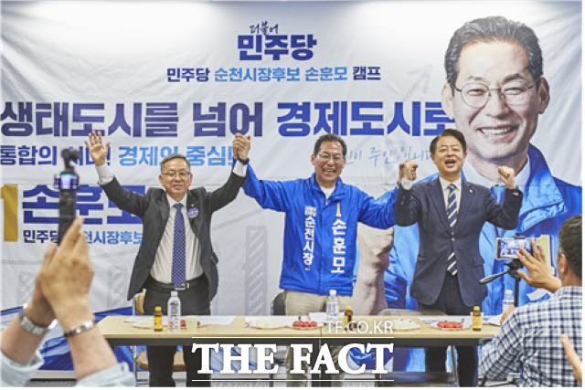 김문수 의원, 손훈모 순천시장 후보, 김영호 국회 교육위원장이 전남 순천 신대지구 고교설립 관련해 간담회를 열고 있다. /손훈모 후보 캠프