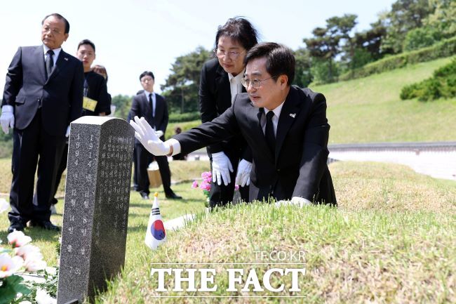 김동연 경기도지사가 16일 오전 광주 국립 5·18 민주묘지를 찾아 민주 영령을 기리며 묘비를 닦고 있다. /김동연 지사 페이스북 갈무리
