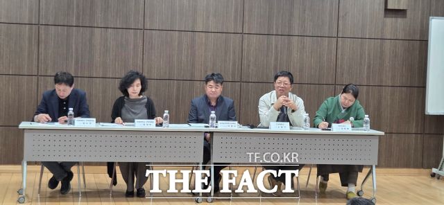 연구용역 중간보고회 연구진과 패널들이 의견을 발표하고 참석자들의 질문에 답하고 있다./김영신 기자
