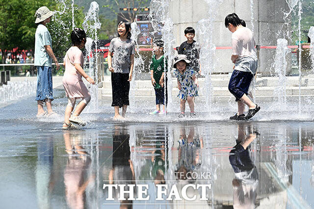서울 낮 최고기온이 31도까지 오르며 초여름 날씨를 보인 16일 오후 서울 종로구 광화문광장 분수대를 찾은 어린이들이 물놀이를 하고 있다. /서예원 기자