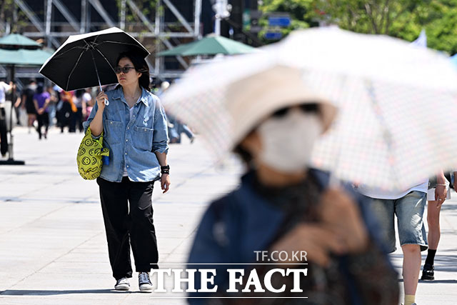 서울 낮 최고기온이 31도까지 오르며 초여름 날씨를 보인 16일 오후 서울 종로구 광화문광장 분수대를 찾은 어린이들이 물놀이를 하고 있다. /서예원 기자