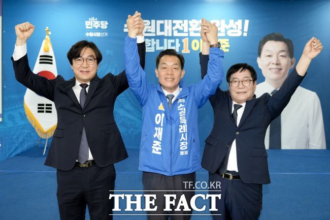 16일 오전 수원시 팔달구 구천동 선거사무소에서 열린 개소식에서 이재준 더불어민주당 수원시장 후보(가운데)가 권혁우(왼쪽), 김재기(오른쪽) 후보와 기념촬영을 하고 있다. /이재준 후보 캠프