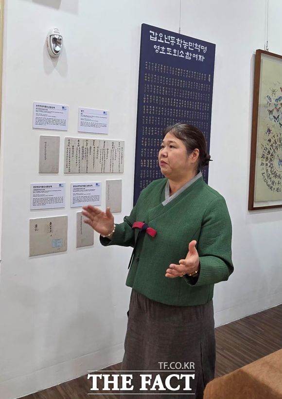 연구용역 중간보고회에 앞서 지난 4월 28일부터 5월 15일까지 열린 동학 역사화 전시에서 김명재 동학농민혁명 영호도회소 기념사업회 사무국장이 동학 유네스코기념물 6점과 영호도회소 참여자들에 대해 설명하고 있다. /김영신 기자