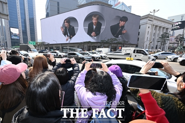 콘서트 하나가 도시 경제를 움직인다는 말이 더 이상 과장이 아닌 시대다. 지난 3월 서울 시민들이 그룹 방탄소년단(BTS)의 정규 5집 아리랑(ARIRANG)이 발매된 직후 서울 중구 신세계백화점 본점 미디어 파사드 신세계스퀘어에서 송출되는 BTS의 시보 영상을 촬영하고 있다. /김성렬 기자