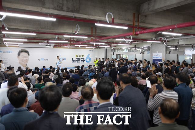 노관규 순천시장 후보가 16일 선거사무소 개소식을 열고 본격적인 선거전에 돌입했다. 이날 개소식에는 주최 측 추산 5000여명이 참석했다. /노관규 후보 선거사무소