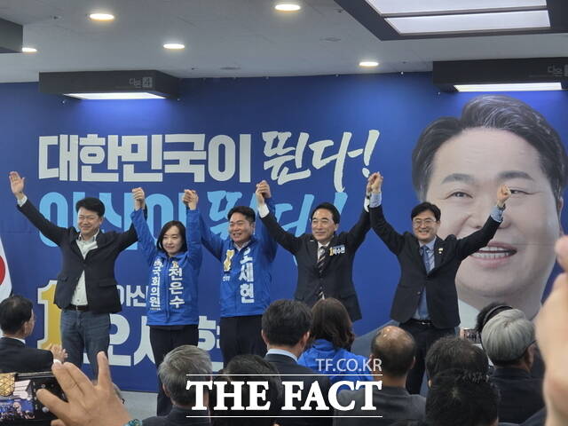 오세현 아산시장 후보(가운데)가 복기왕 의원, 전은수 아산을 국회의원 후보, 박수현 충남도지사 후보, 이정문 민주당 충남도당 위원장과 함께 손을 맞잡고 들어 올리며 승리를 다짐하고 있다. /정효기 기자