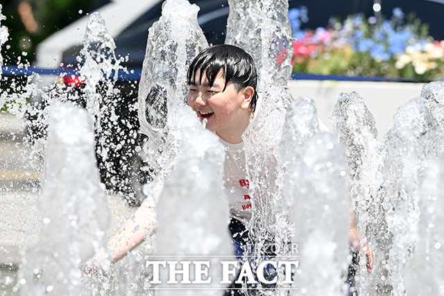서울 낮 최고기온이 31도까지 오르며 초여름 날씨를 보인 16일 오후 서울 종로구 광화문광장 분수대를 찾은 어린이들이 물놀이를 하고 있다. /서예원 기자