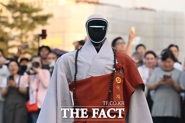 휴머노이드 로봇 스님들 행진에 시민들 '시선 집중'.