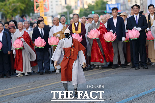 휴머노이드 로봇 스님들 행진에 시민들 '시선 집중'.