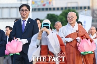  로봇스님과 연등행렬 나선 최휘영 장관-진우스님 [포토]