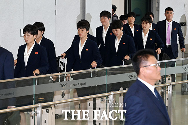 아시아축구연맹(AFC) 여자챔피언스리그 준결승전에 출전하는 북한 여자축구팀 ‘내고향여자축구단’이 17일 오후 인천국제공항 제1여객터미널을 통해 입국하고 있다. /인천국제공항=서예원 기자