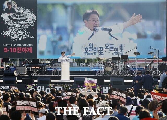 강기정 광주시장이 17일 5·18민주광장 분수대 특설무대에서 열린 제46주년 5·18전야제에서 환영사를 하고 있다. /광주시