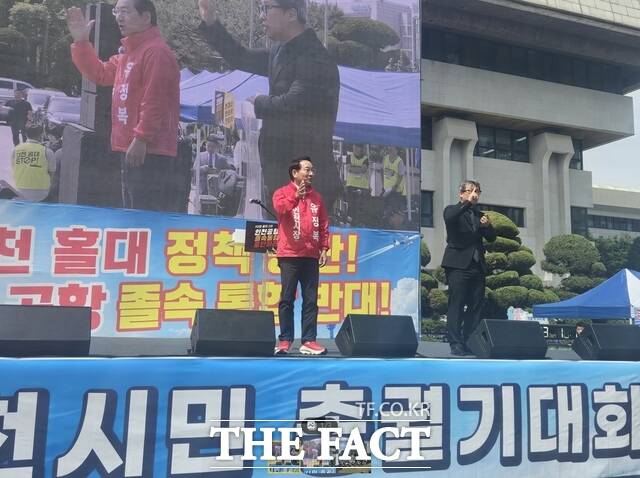 유정복 국민의힘 인천시장 후보가 10일 인천시청 애뜰광장에서 열린 인천시민 총궐기대회에 참석해 인천 시민의 힘으로 반드시 인천을 사수해야 한다고 강조하고 있다. /김재경 기자
