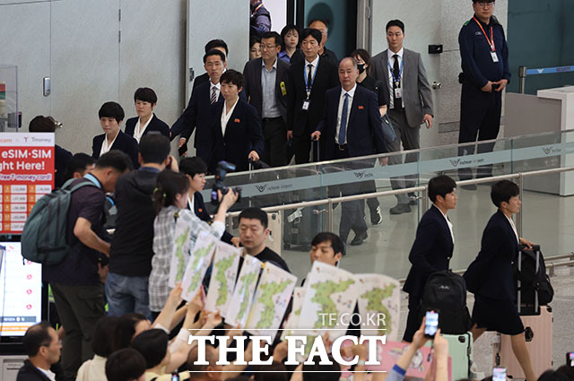 아시아축구연맹(AFC) 여자챔피언스리그 준결승전에 출전하는 북한 여자축구팀 ‘내고향여자축구단’이 17일 오후 인천국제공항 제1여객터미널을 통해 입국하고 있다. /인천국제공항=서예원 기자
